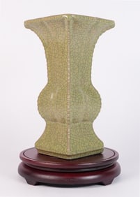 Chinese fine crackled vase