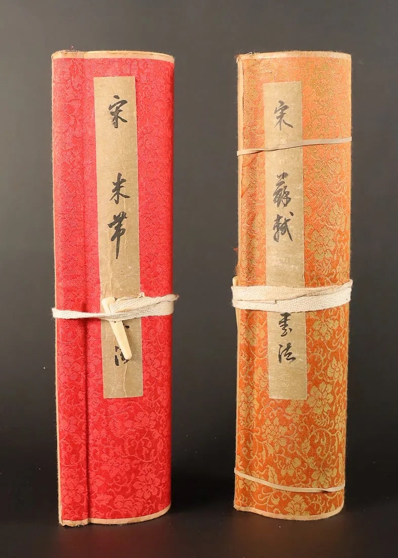 Lots Chinese long scrolls: Lots Chinese very long scrolls.