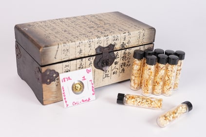 Lots gold flakes and coin