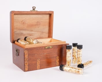 Lots gold flakes ungraded