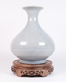 Chinese fine crackled vase