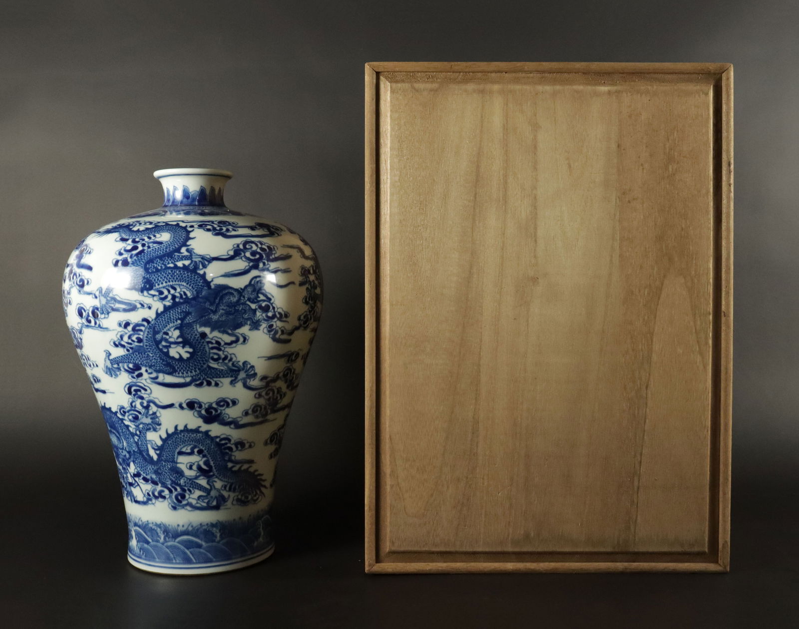 Chinese fine b/w dragon vase (1 of 4)