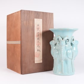 Chinese fine celadon vase with box