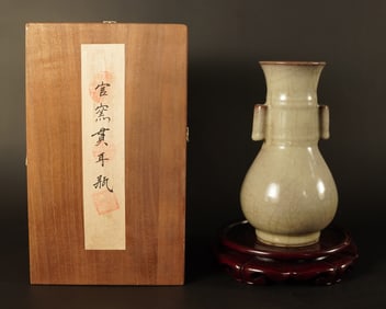 Chinese fine crackled vase