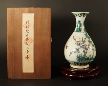 Chinese fine vase with wooden box