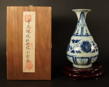 Chinese fine b/w vase with wooden box