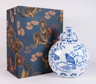 Chinese fine b/w flask vase