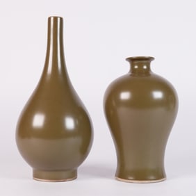 2 Chinese green vase