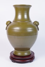 Chinese fine handled green vase