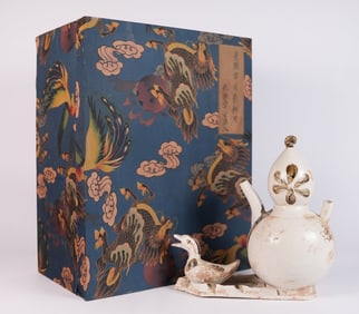 Chinese fine vase with box