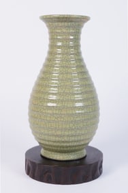 Chinese fine crackled vase
