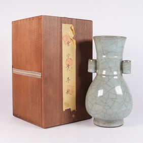Chinese fine crackled vase with box