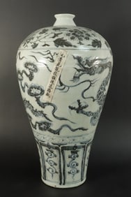 Chinese important fine dragon vase