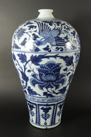 Chinese tall b/w fine vase