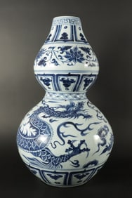 Chinese tall b/w gourd vase