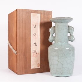 Chinese fine crackled vase with box