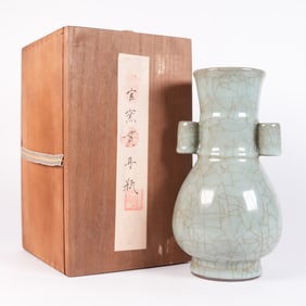 Chinese fine crackled vase with box