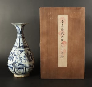 Chinese fine b/w vase with box