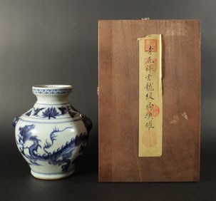 Chinese b/w jar with box