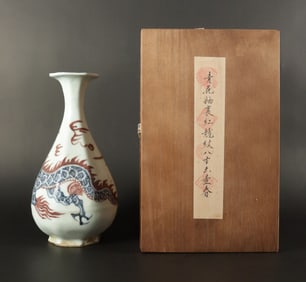 Chinese fine dragon vase with box