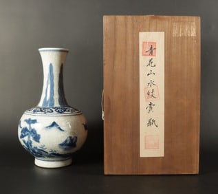 Chinese fine b/w vase with box