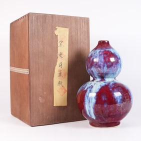 Chinese fine vase with wooden box