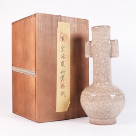 Chinese fine crackled vase with box
