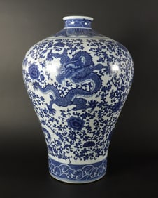 Chinese fine b/w dragon vase