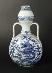 Chinese fine dragon flask vase