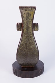 Chinese fine handled vase