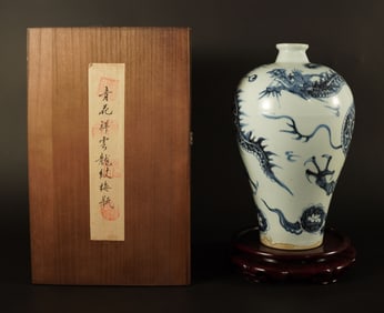 Chinese fine b/w dragon vase