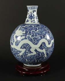Chinese fine b/w flask vase