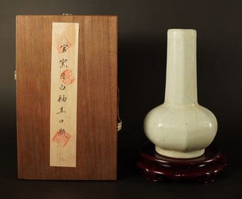 Chinese fine crackled vase