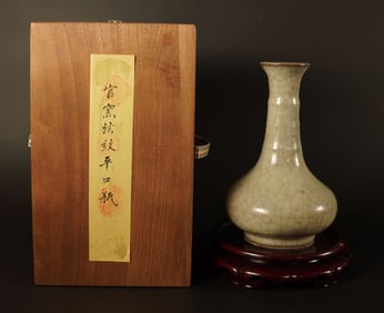 Chinese crackled vase with box