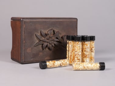 Lots gold flakes with box
