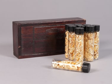 Lots gold flakes with wooden box