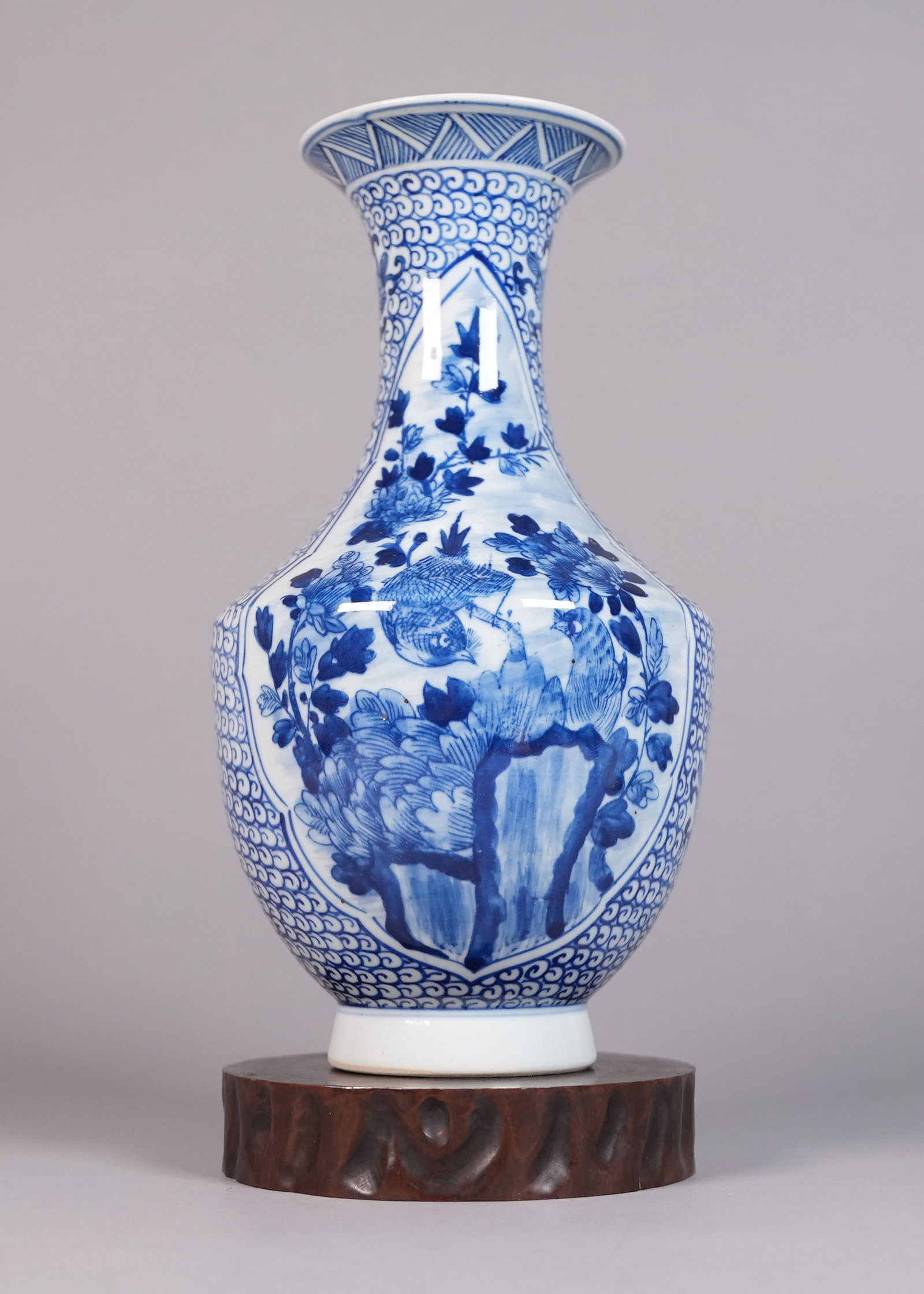 Chinese b/w antique vase: Chinese blue and white antique vase. H: 10.5" x W: 6."