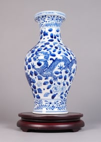 Chinese fine dragon vase