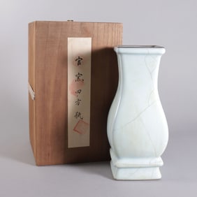 Chinese fine crackled vase