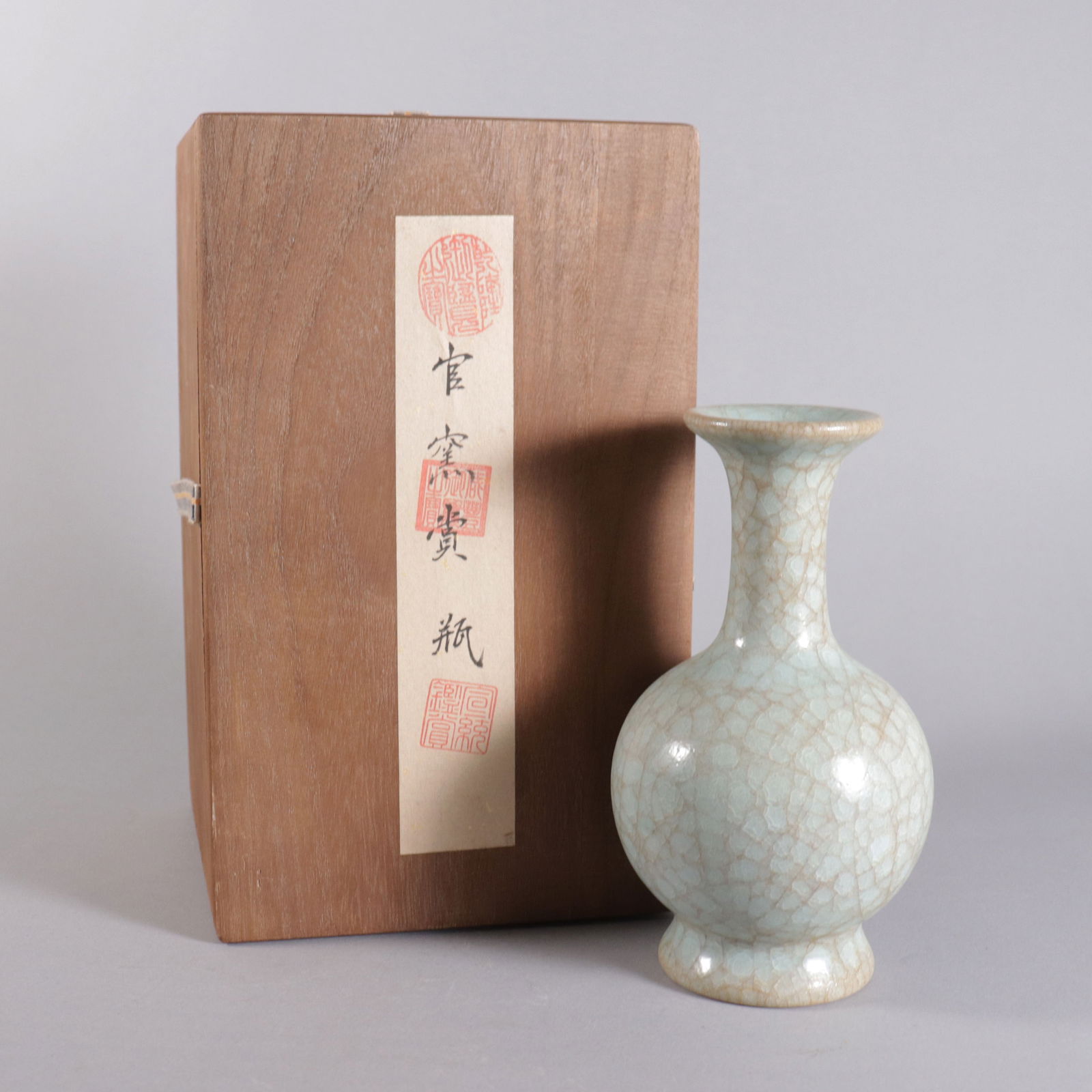 Chinese crackled vase with box: Chinese crackled vase with wooden box.