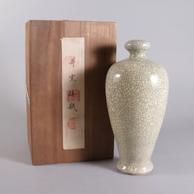 Chinese crackled vase with wooden box