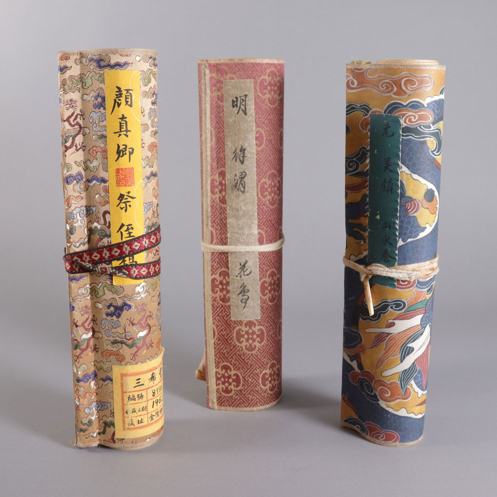 Lots Chinese scrolls ungraded: Lots Chinese scrolls ungraded.