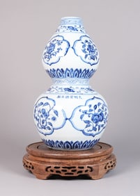 Chinese fine gourd b/w vase