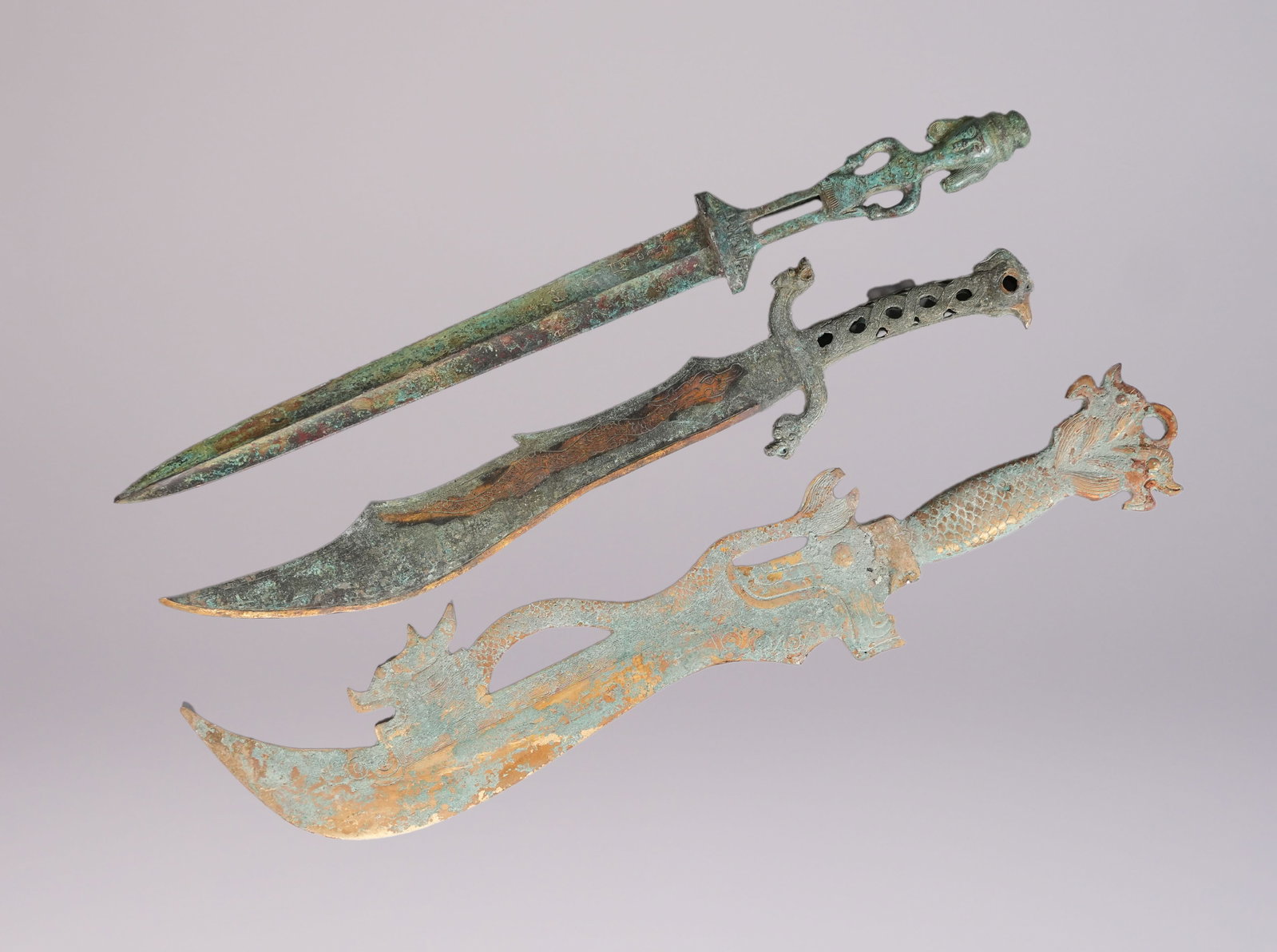 Lots Chinese bronze swords: Lots Chinese fine bronze swords. Longest L: 23.5" x W: 4.4."