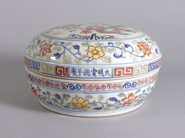 Chinese fine round box