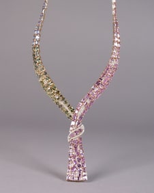Important 14 kt y/g sapphire diamonds necklace 67.88 carats
