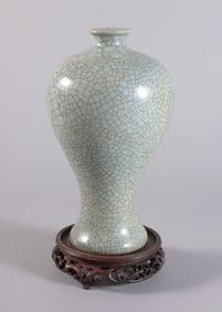 Chinese fine crackled vase
