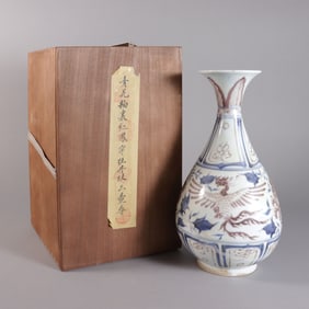 Chinese fine vase with wooden box