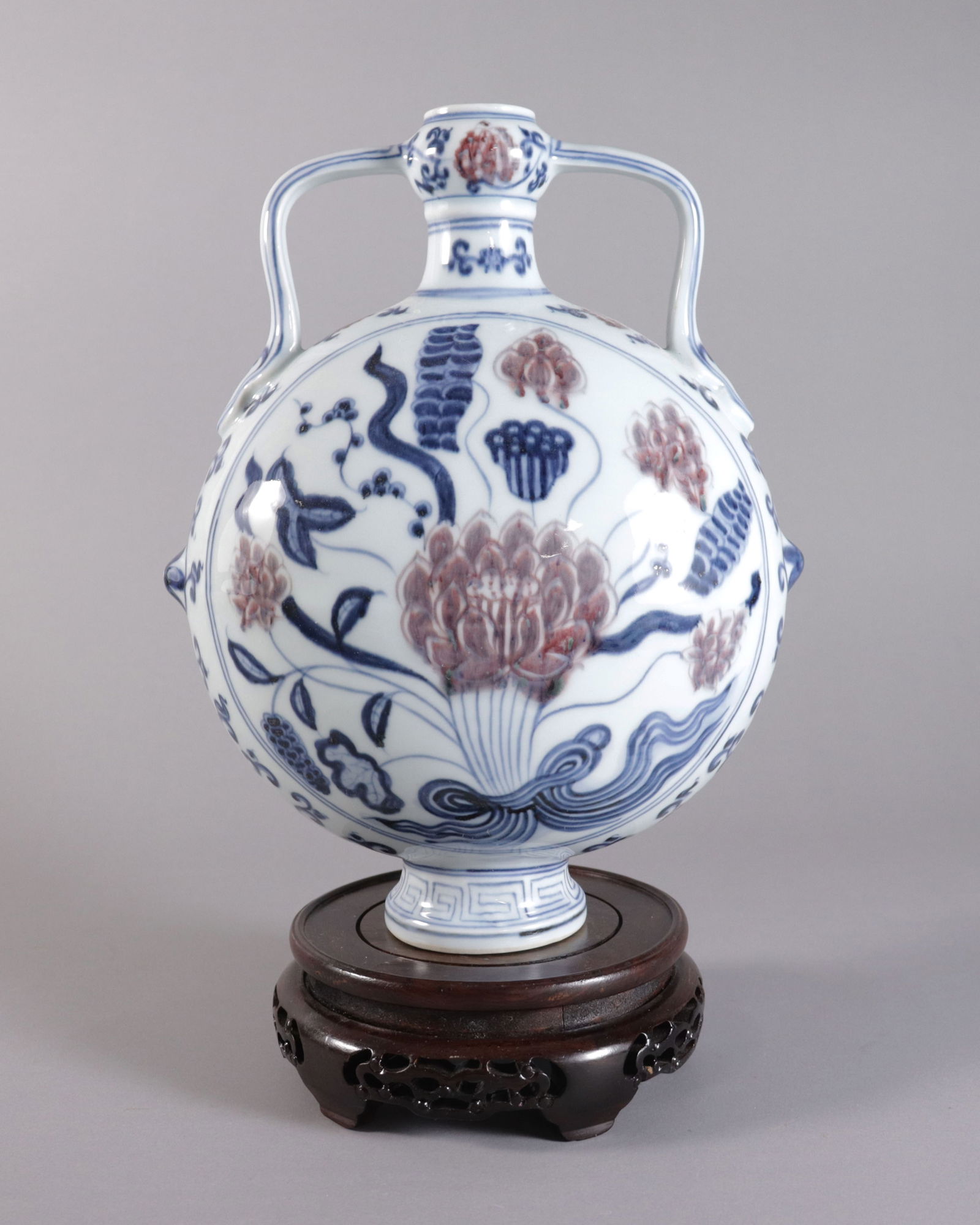 Chinese fine flask vase: Chinese fine flask vase. H: 11.5" x W: 9."