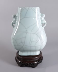 Chinese fine crackled vase